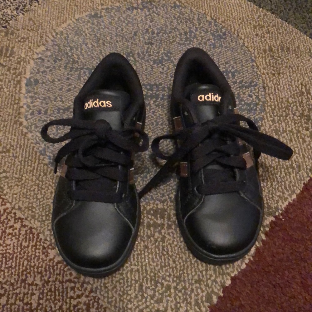 Girls Adidas Black/ Gold stripe sneaker